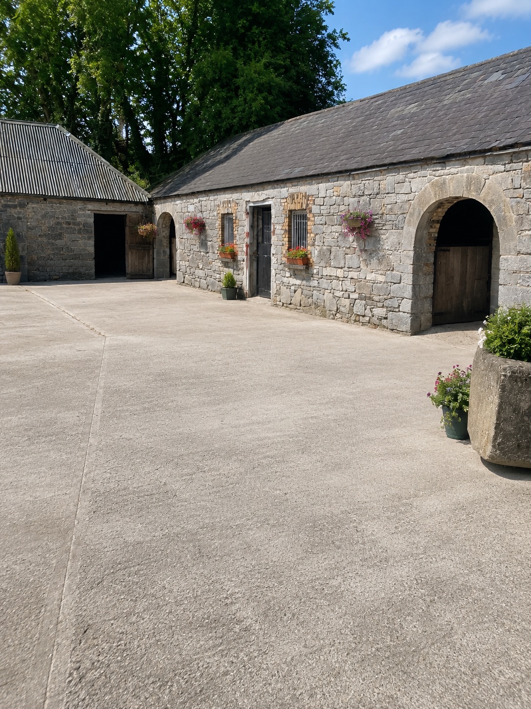 Thomastown Boarding Kennels - Countryside stone courtyard